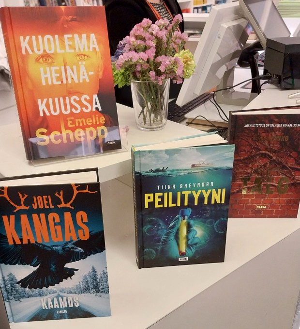 Neljä jännityskirjaa esitteillä